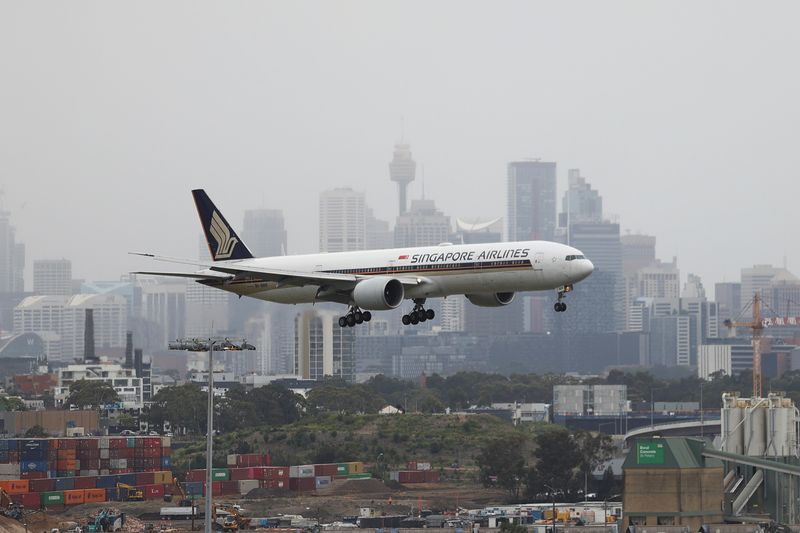 &copy; Reuters. FILE PHOTO: A Singapore Airlines plane arriving from Singapore lands at the international terminal at Sydney Airport, as countries react to the new coronavirus Omicron variant amid the coronavirus disease (COVID-19) pandemic, in Sydney, Australia, Novembe