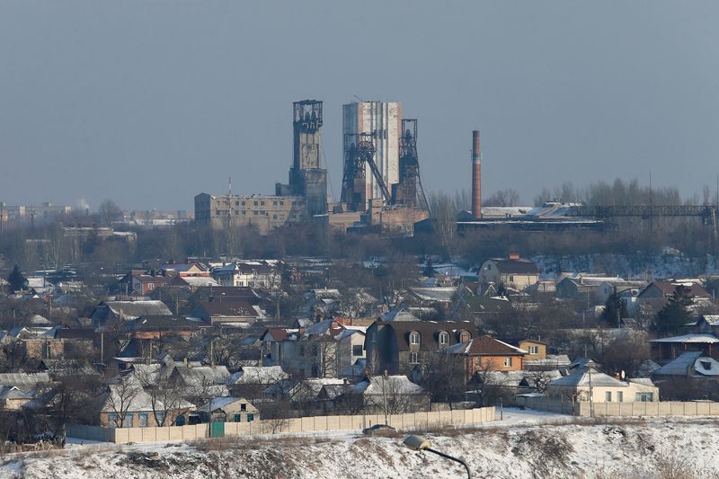 © Reuters. منظر عام لمدينة دونيتسك التي يسيطر عليها الانفصاليون المدعومون من روسيا في شرق أوكرانيا يوم 27 يناير كانون الثاني 2022. تصوير: ألكسندر إيرموتشينكو - رويترز