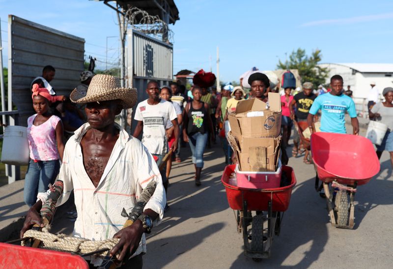 &copy; Reuters. FILE PHOTO: Haitians cross the border between Haiti and the Dominican Republic to sell Haitian products at a market in Dajabon, Dominican Republic, September 23, 2019. REUTERS/Ricardo Rojas