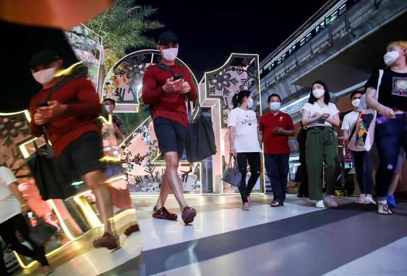 &copy; Reuters. FILE PHOTO: FILE PHOTO: People visit shopping center to celebrate New Year Eve during the coronavirus disease (COVID-19) outbreak in Bangkok, Thailand December 31, 2020. REUTERS/Soe Zeya Tun