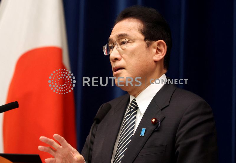 &copy; Reuters. رئيس الوزراء الياباني فوميو كيشيدا يتحدث لوسائل الإعلام في طوكيو يوم 21 ديسمبر كانون الأول 2021. صورة لرويترز من ممثل لوكالات الأنباء.