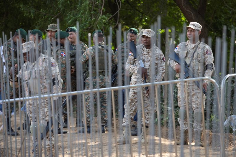 &copy; Reuters. جنود من جمهورية الدومينيكان بالقرب من موقع بناء جدار حدودي مع هايتي في أبانيكو يوم الأحد. تصوير: فران أفونسو - رويترز (يحظر إعادة بيع الصورة أ