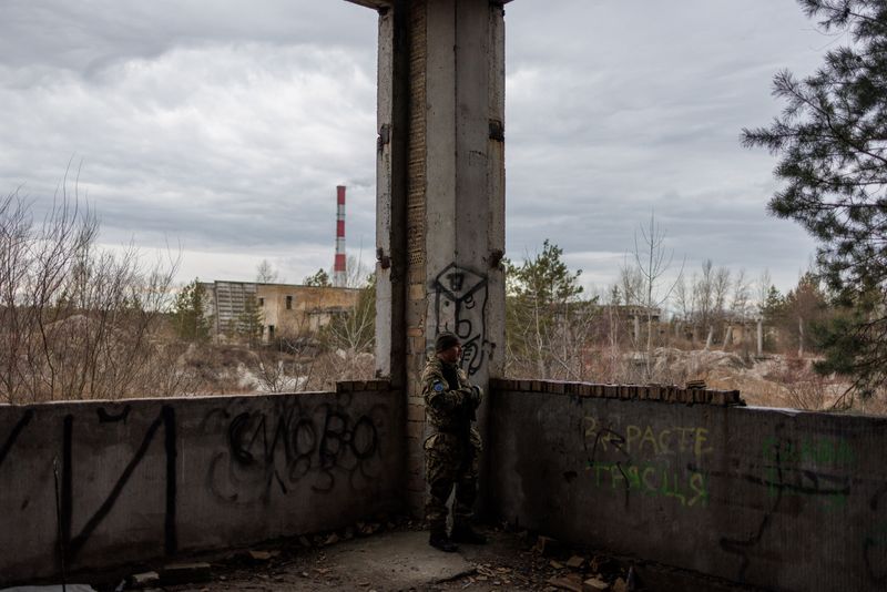 &copy; Reuters. Reservistas participan en entrenamientos y estrategias de combate individual en la capital de Ucrania, Kyiv, 19 de febrero del 2022. REUTERS/Antonio Bronic
