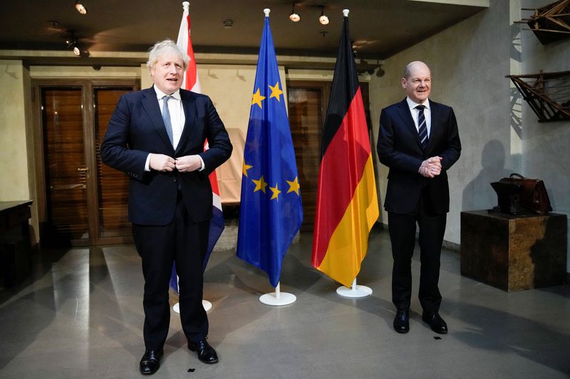 &copy; Reuters. El canciller alemán Olaf Scholz y el primer ministro británico Boris Johnson posan para la prensa durante una reunión de seguridad en Múnich, Alemania, 19 de febrero del 2022. Matt Dunham/Pool via REUTERS