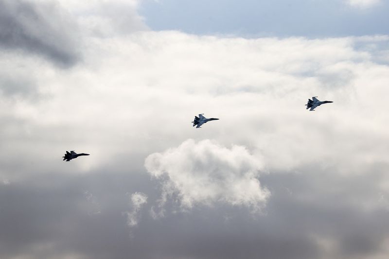 © Reuters. Fighter jets fly during the joint military drills of the armed forces of Russia and Belarus at a firing range in the Brest Region, Belarus February 19, 2022. Vadim Yakubyonok/Belta/Handout via REUTERS