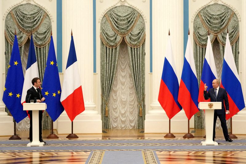 &copy; Reuters. FILE PHOTO: Russian President Vladimir Putin and French President Emmanuel Macron, attend a joint press conference, in Moscow, Russia, February 7, 2022. Thibault Camus/Pool via REUTERS/File Photo