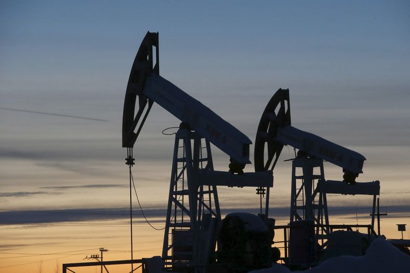 &copy; Reuters. Pump jacks are seen at the Lukoil-owned Imilorskoye oil field, as the sun sets, outside the west Siberian city of Kogalym, Russia, in this January 25, 2016 file photo. To match Exclusive RUSSIA-OPEC/FREEZE    REUTERS/Sergei Karpukhin/Files