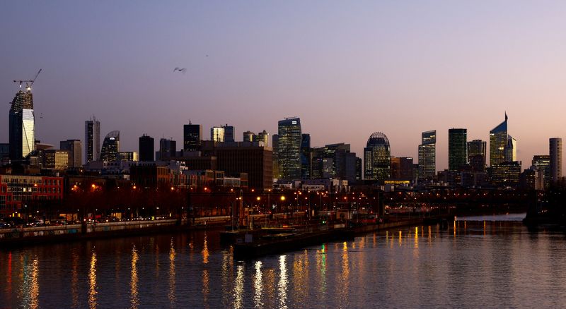 &copy; Reuters. FILE PHOTO: A view shows the financial and business district of La Defense in Puteaux near Paris, France, February 7, 2022. REUTERS/Gonzalo Fuentes