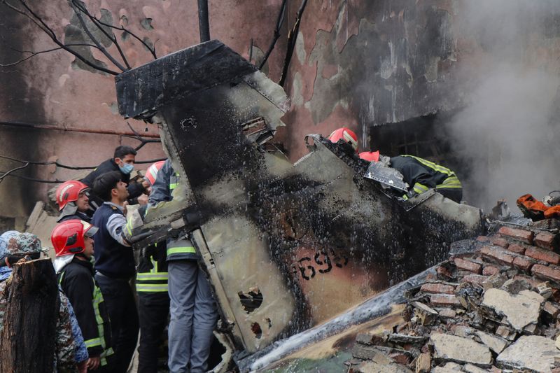 © Reuters. عمال الطوارئ في موقع تحطم طائرة حربية في تبريز بإيران يوم الاثنين. صورة من وكالة أنباء غرب آسيا. حصلت رويترز على الصورة من طرف ثالث. 
