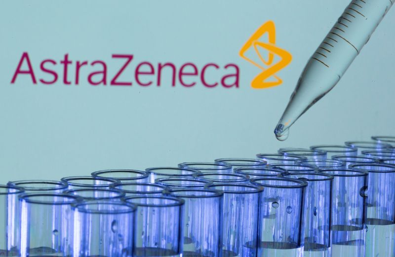 &copy; Reuters. FOTO DE ARCHIVO: Tubos de ensayo ante un logotipo de AstraZeneca en una ilustración tomada el 21 de mayo de 2021. REUTERS/Dado Ruvic