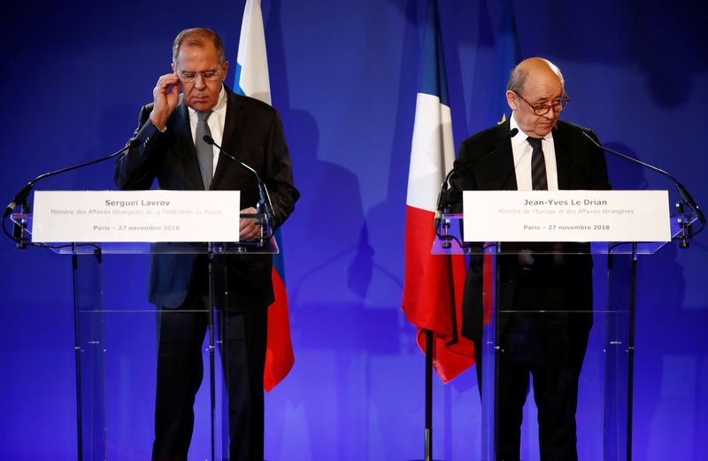 &copy; Reuters. FOTO DE ARCHIVO: El ministro de Asuntos Exteriores francés, Jean-Yves Le Drian, y su homólogo ruso, Sergei Lavrov, asisten a una rueda de prensa conjunta tras una reunión en el Quai d'Orsay en París, Francia, 27 de noviembre de 2018.  REUTERS/Christia