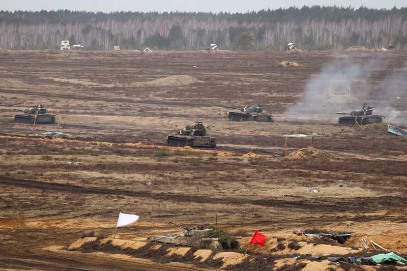 © Reuters. Troops take part in the joint military drills of the armed forces of Russia and Belarus at a firing range in the Brest Region, Belarus February 19, 2022. Vadim Yakubyonok/Belta/Handout via REUTERS  