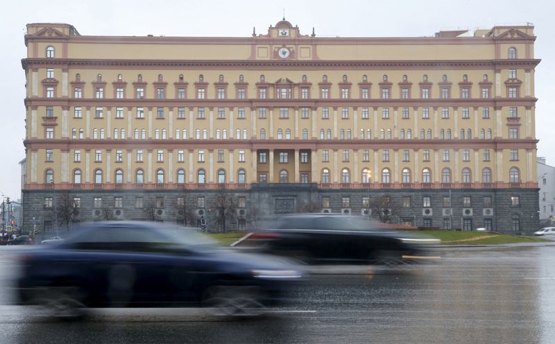 &copy; Reuters. FOTO DE ARCHIVO: Unos coches pasan por delante de la sede del Servicio Federal de Seguridad (FSB) en el centro de Moscú, Rusia, 10 de noviembre de 2015. REUTERS/Sergei Karpukhin