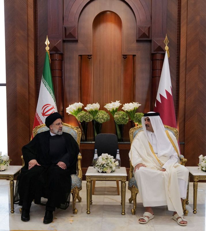&copy; Reuters. أمير قطر الشيخ تميم بن حمد آل ثاني والرئيس الإيراني إبراهيم رئيسي خلال لقائهما في الدوحة يوم الاثنين في صورة من وكالة الأنباء القطرية. حصلت 