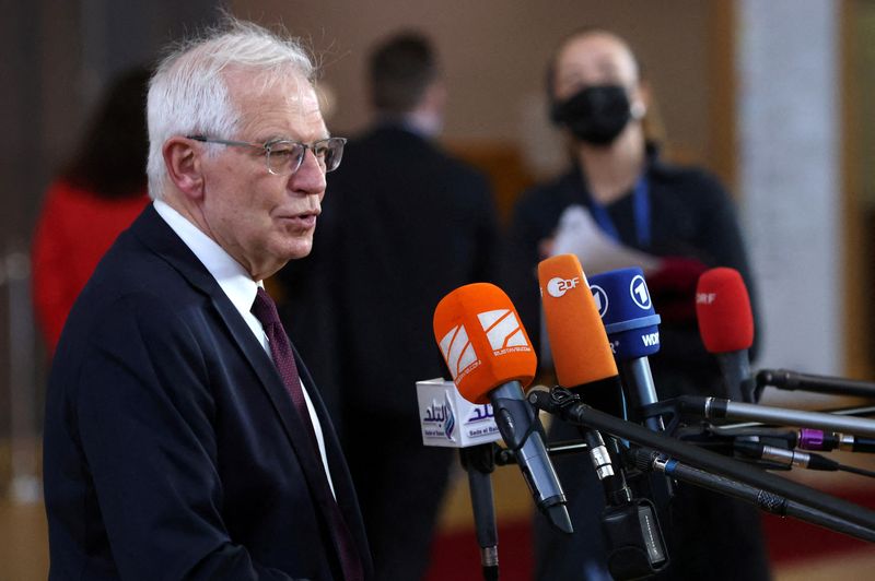 &copy; Reuters. El responsponsable de la política exterior de la Unión Europea, Josep Borrell, durante una comparecencia ante los medios de comunicación antes de reunirse con los ministros de Exteriores de la UE en Bruselas, Bélgica, el 21 de febrero de 2022. REUTERS
