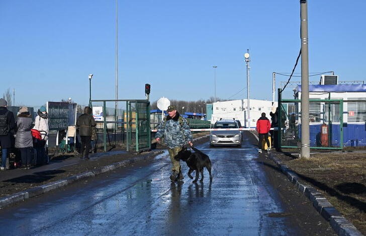 &copy; Reuters. A border guard walks with a dog at the Matveyev Kurgan border checkpoint in the Rostov region, Russia February 19, 2022. REUTERS/Sergey Pivovarov
