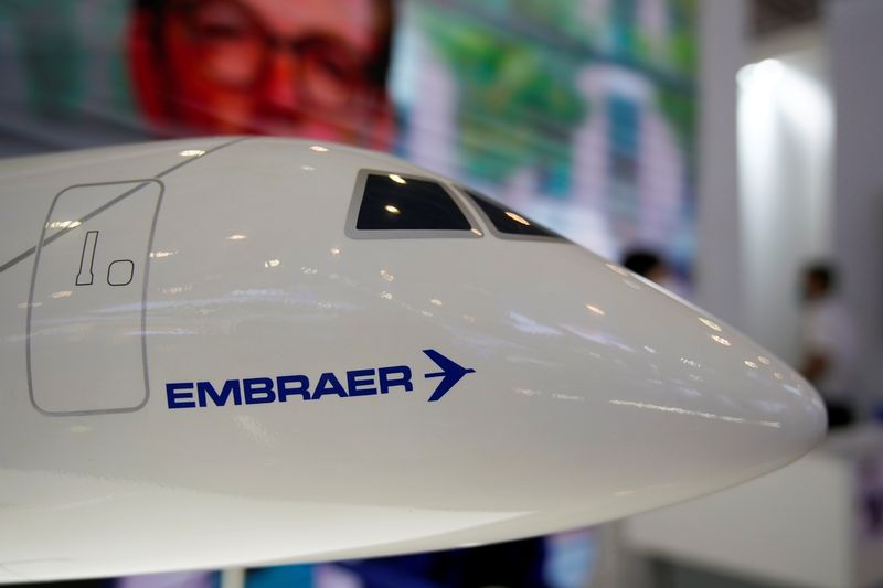 &copy; Reuters. FILE PHOTO - A model of an Embraer aircraft is displayed at the China International Aviation and Aerospace Exhibition, or Airshow China, in Zhuhai, Guangdong province, China September 29, 2021. REUTERS/Aly Song