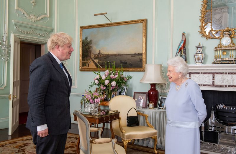 &copy; Reuters. الملكة إليزابيث تستقبل رئيس الوزراء البريطاني بوريس جونسون في 23 يونيو حزيران 2021. صورة لرويترز ممثلة عن وكالات الأنباء