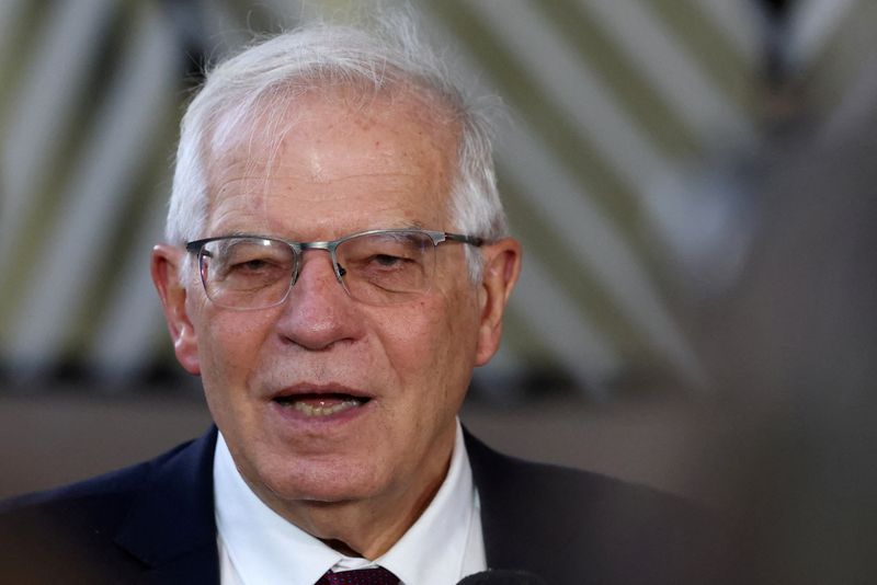 &copy; Reuters. Chefe de política externa da UE, Josep Borrell, fala com jornalistas antes de reunião entre chanceleres do bloco em Bruxelas
21/02/2022 REUTERS/Yves Herman