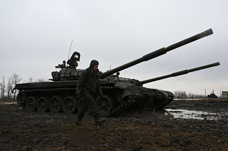 &copy; Reuters. Tanques russos durante exercício militar na região de Rostov
03/02/2022 REUTERS/Sergey Pivovarov