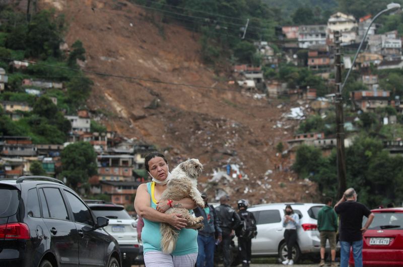 &copy; Reuters. FOTO DE ARCHIVO: Viviane de Souza, 42, lleva su perro a un refugio tras fuertes lluvias en Petrópolis, Brasil, 18 de febrero del 2022. REUTERS/Ricardo Moraes
