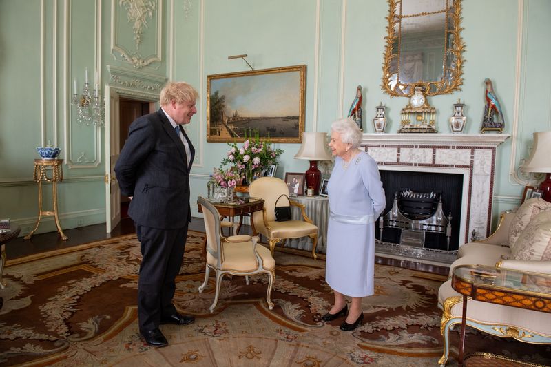 &copy; Reuters. Imagen de archivo de la reina Isabel II de Reino Unido saludando al primer ministro Boris Johnson en la primera audiencia semanal en persona con el primer ministro desde el inicio de la pandemia del coronavirus, en el Palacio de Buckingham en Londres, Rei