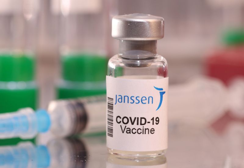 &copy; Reuters. La Haute Autorité de Santé (HAS) a recommandé lundi de réserver la vaccination avec le vaccin Janssen à certains cas à risque de formes sévères du COVID-19 dans l’attente des conclusions de l'Agence européenne des médicaments (EMA). /Photo pri