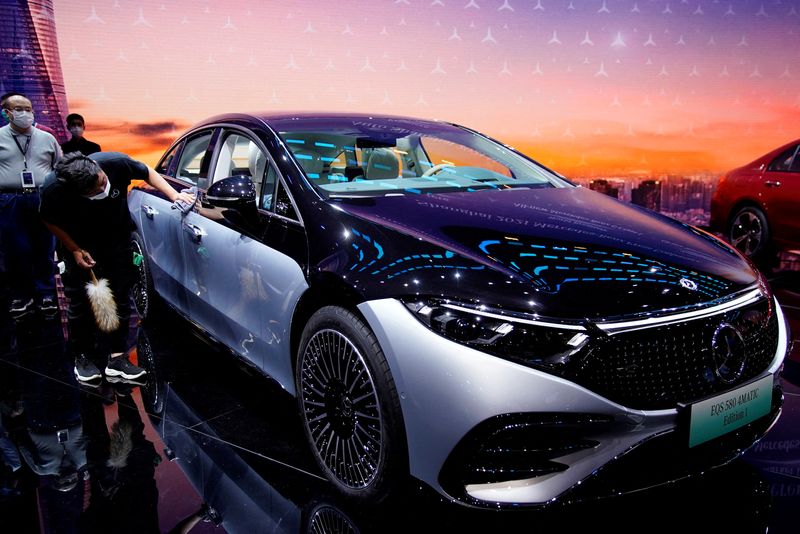 &copy; Reuters. FILE PHOTO: A staff member cleans a Mercedes-Benz EQS 580 4MATIC electric vehicle during a media day for the Auto Shanghai show in Shanghai, China April 19, 2021. REUTERS/Aly Song/File Photo