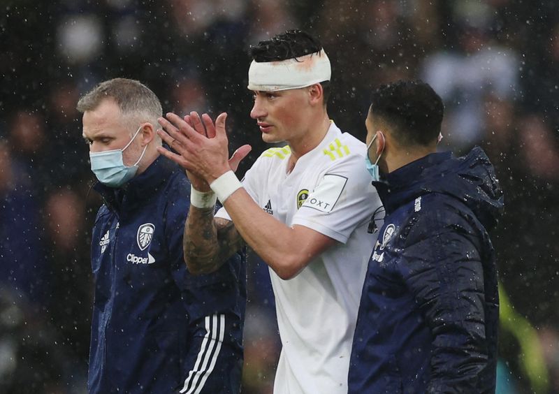 &copy; Reuters. Robin Koch, do Leeds United, é substituído após se lesionar durante partida contra o Manchester United pelo Campeonato Inglês
20/02/2022 Action Images via Reuters/Lee Smith 