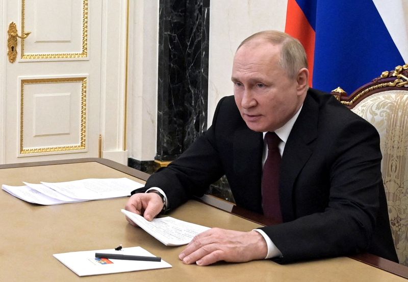 © Reuters. الرئيس الروسي فلاديمير بوتين خلال اجتماع عبر دائرة اتصال في موسكو يوم الاثنين.صورة لرويترز من الكرملين.