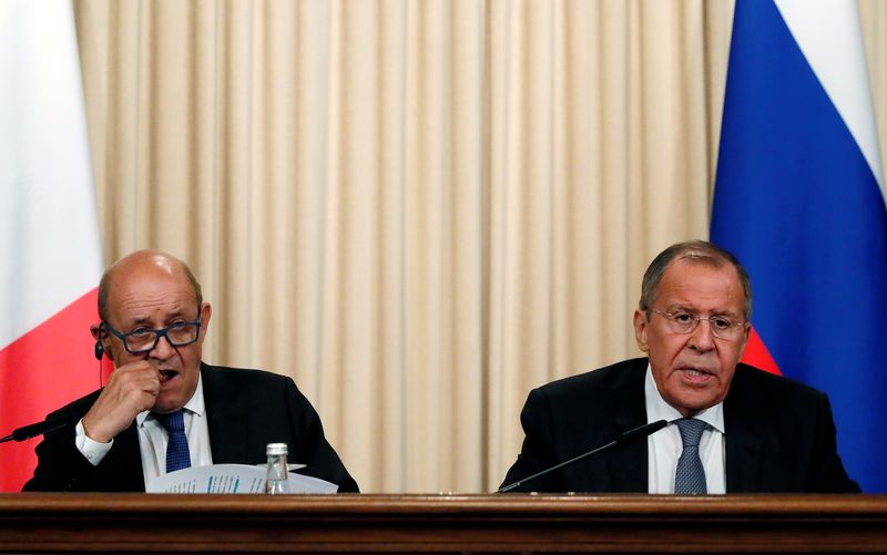 &copy; Reuters. FOTO DE ARCHIVO: El ministro de Asuntos Exteriores francés, Jean-Yves Le Drian (izquierda), y su homólogo ruso, Sergei Lavrov, durante una reunión del Consejo de Cooperación de Seguridad Franco-Ruso celebrado en Moscú, Rusia, el 9 de septiembre de 20