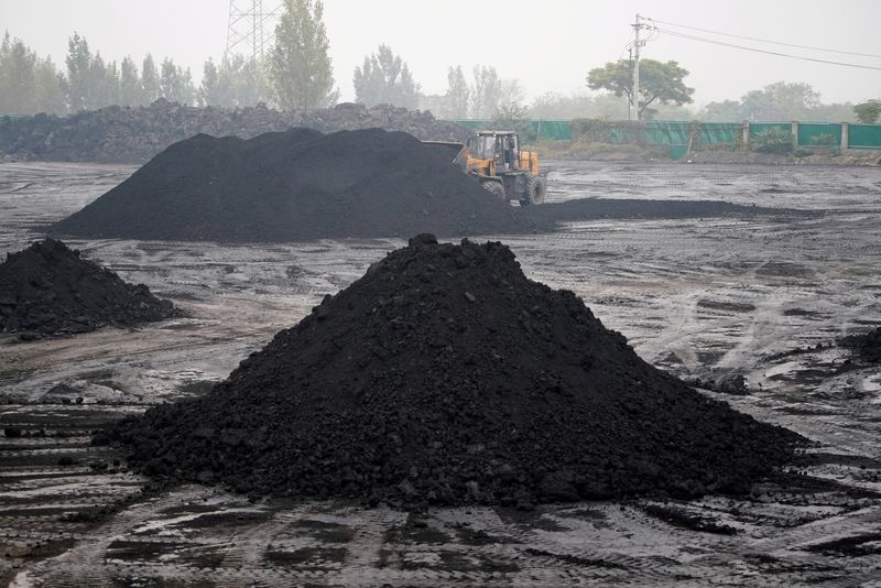 © Reuters. أحد الاوناش أثناء تجميع فحم منخفض الدرجة بالقرب من منجم فحم في بينغدينغشان بمقاطعة هينان الصينية يوم 5 نوفمبر تشرين الثاني 2021. تصوير:آلي سونج-رويترز.