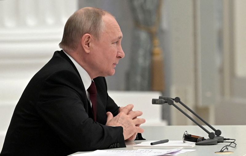 &copy; Reuters. الرئيس الروسي فلاديمير بوتين يرأس اجتماعا مع مجلس الأمن الاتحادي يوم الاثنين. صورة من وكالة سبوتنيك حصلت عليها رويترز من طرف ثالث