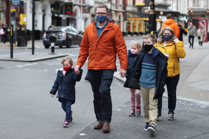 &copy; Reuters. People wearing masks walk, as the spread of the coronavirus disease (COVID-19) continues, in London, Britain, February 20, 2022. REUTERS/May James