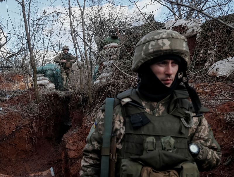 &copy; Reuters. FOTO DE ARCHIVO: Miembros de las fuerzas armadas ucranianas en el frente de batalla cerca de la ciudad de Novoluhanske, en la región de Donetsk, Ucrania, el 20 de febrero de 2022. REUTERS/Gleb Garanich