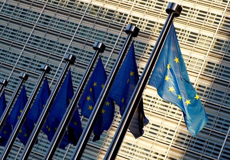 &copy; Reuters. FOTO DE ARCHIVO: Varias banderas de la Unión Europea frente a la sede de la Comisión Europea en Bruselas, Bélgica, el 14 de noviembre de 2018. REUTERS/François Lenoir