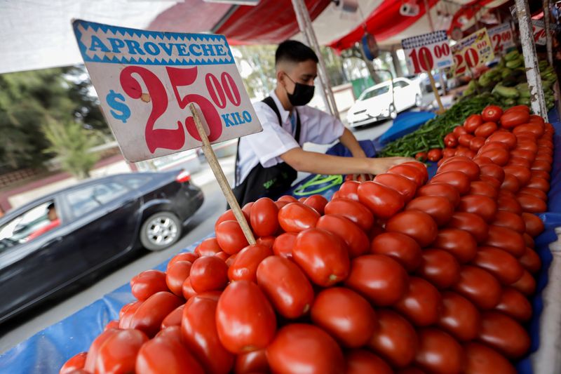 &copy; Reuters. FILE PHOTO: A vendor arranges tomatoes in his stall at a street market, in Mexico City, Mexico December 17, 2021. REUTERS/Luis Cortes