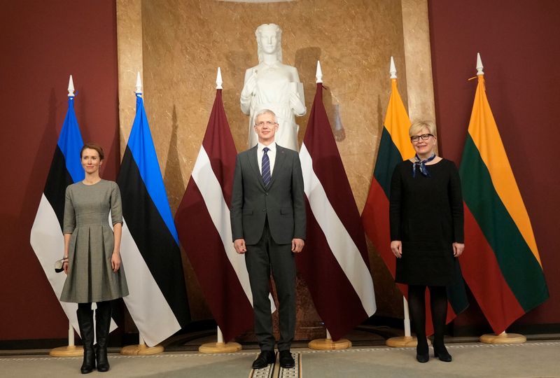 &copy; Reuters. Estonian Prime Minister Kaja Kallas, Latvian Prime Minister Krisjanis Karins and Lihuanian Prime Minister Ingrida Simonyte pose for media in Riga, Latvia February 4, 2022. REUTERS/Ints Kalnins