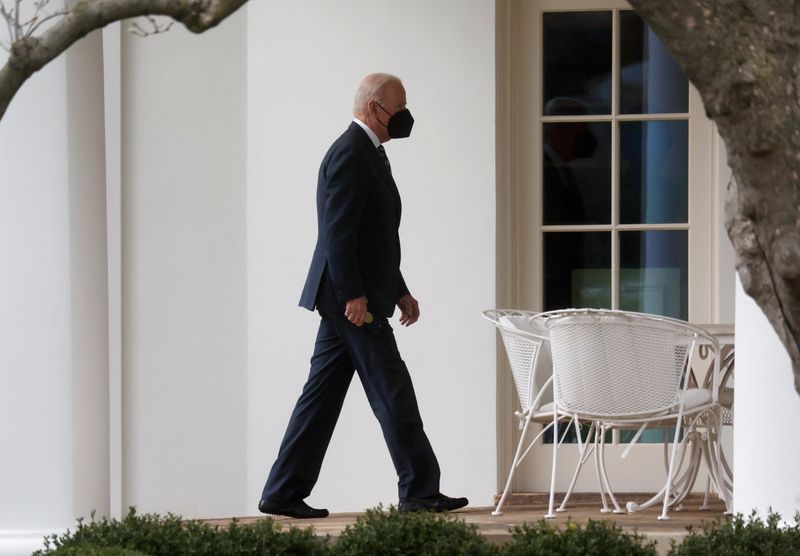 © Reuters. Presidente dos EUA, Joe Biden, entrando na Casa Branca em Washington.
17/02/2022 
REUTERS/Leah Millis