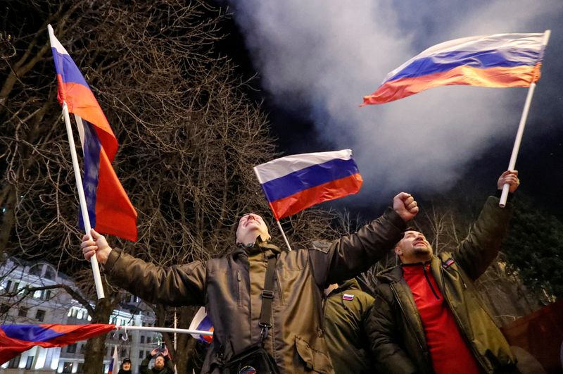 &copy; Reuters. Ativistas pró-Rússia reagem em rua de Donetsk após reconhecimento de independência da região por Putin
21/02/2022
REUTERS/Alexander Ermochenko