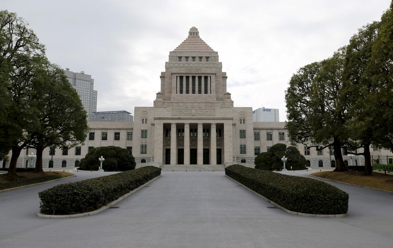 &copy; Reuters. 　２月２２日、衆議院本会議は、２０２２年度予算案を与党などの賛成多数で可決した。写真は国会議事堂。都内で２０１６年２月撮影（２０２２年　ロイター／Toru Hanai）

