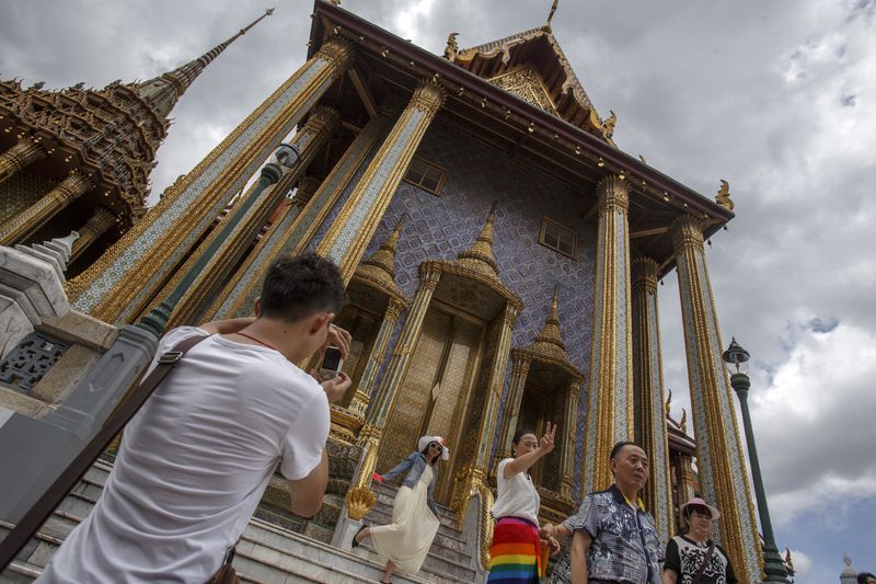 &copy; Reuters. FILE PHOTO: Tourists visit the Grand Palace in Bangkok September 4, 2014. REUTERS/Athit Perawongmetha 