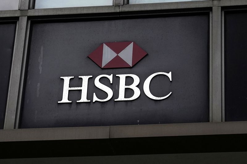 &copy; Reuters.     英金融大手ＨＳＢＣホールディングスは２２日、香港の厳格な新型コロナウイルス規制が域内経済に打撃となっており、香港での採用活動や人員維持に影響する可能性があるとの見方を