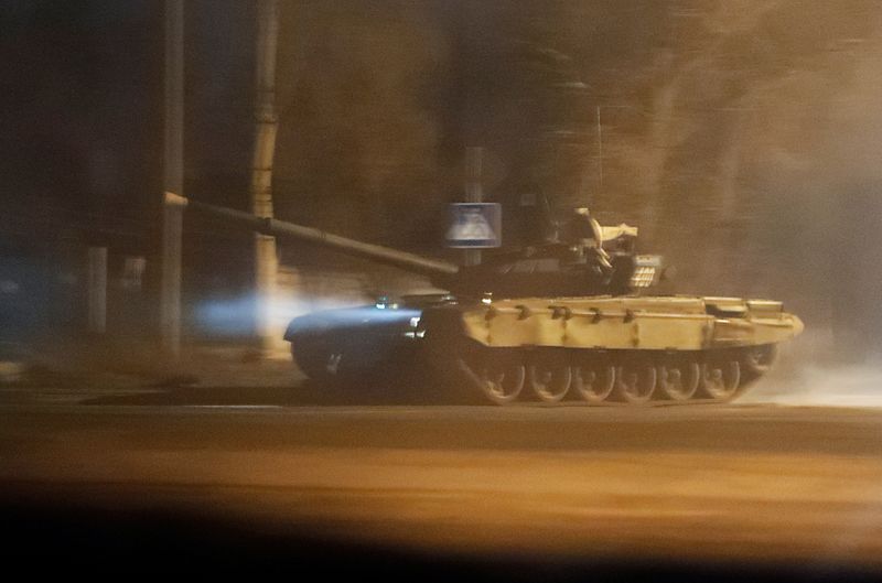 © Reuters. A tank drives along a street after Russian President Vladimir Putin ordered the deployment of Russian troops to two breakaway regions in eastern Ukraine following the recognition of their independence, in the separatist-controlled city of Donetsk, Ukraine February 22, 2022. REUTERS/Alexander Ermochenko
