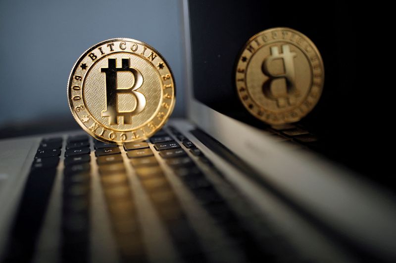 © Reuters. FILE PHOTO: A bitcoin is seen in an illustration picture taken at La Maison du Bitcoin in Paris, France, June 23, 2017. REUTERS/Benoit Tessier/File Photo