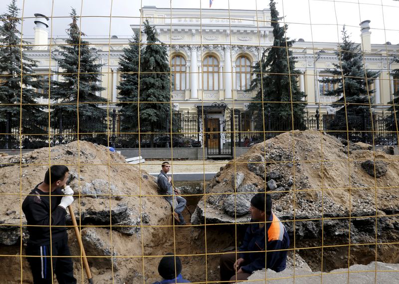 &copy; Reuters. FILE PHOTO: A view shows the Central Bank headquarters, with employees taking part in street construction and repair works seen in the foreground, in central Moscow, Russia, September 11, 2015. REUTERS/Sergei Karpukhin