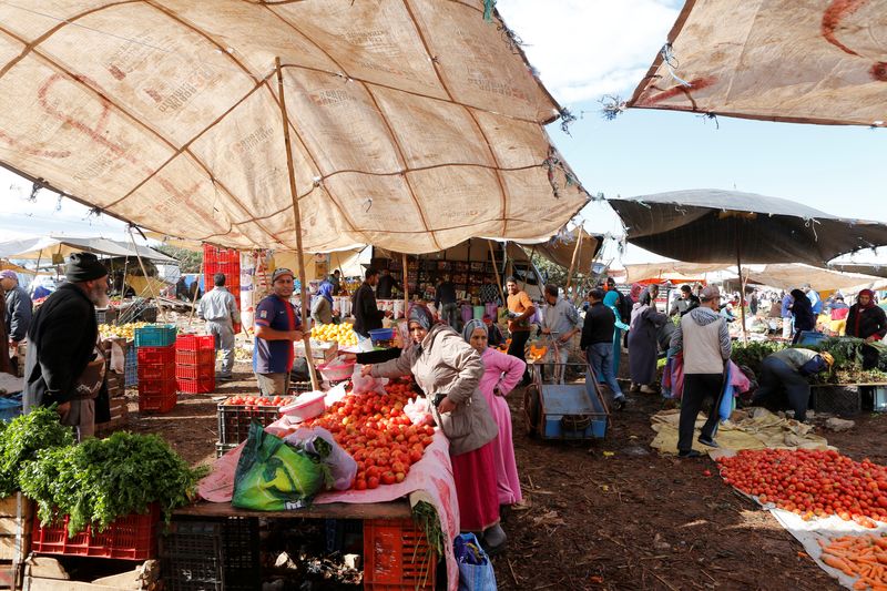 &copy; Reuters. أشخاص يتسوقون في سوق للخضروات في ضواحي الدار البيضاء بصورة من أرشيف رويترز.