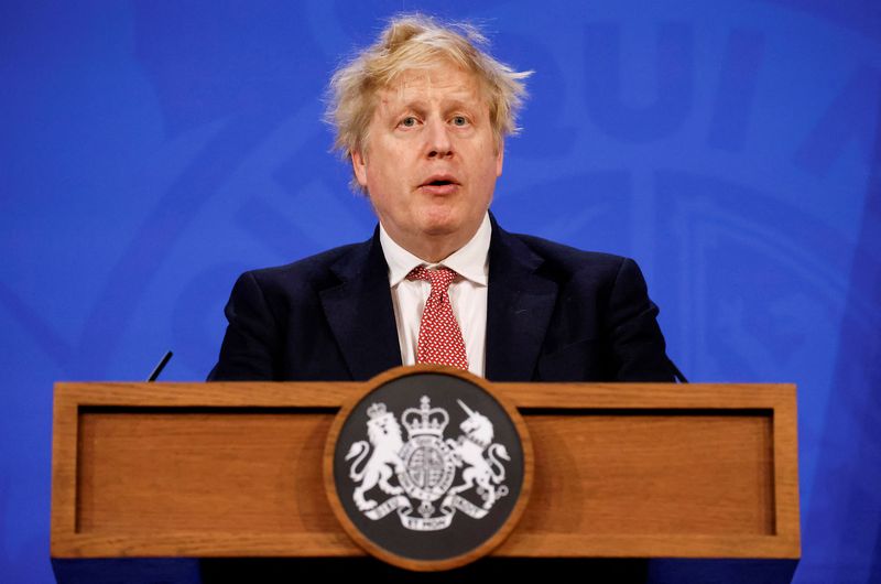 &copy; Reuters. رئيس الوزراء البريطاني بوريس جونسون يتحدث في مؤتمر صحفي في لندن يوم الاثنين. صورة لرويترز من ممثل لوكالات الأنباء.