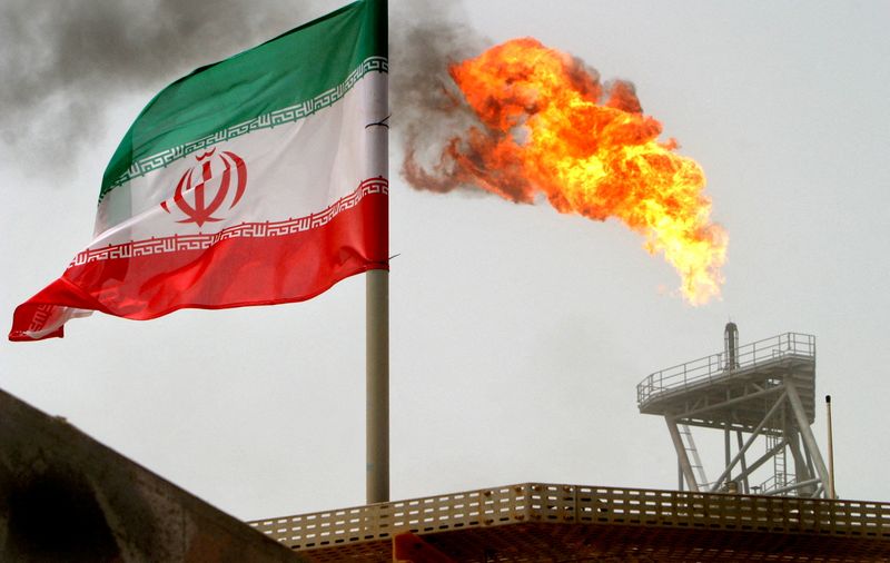 &copy; Reuters. جاز يشتعل على منصة انتاج نفط بجانب العلم الإيراني بصورة من أرشيف رويترز.