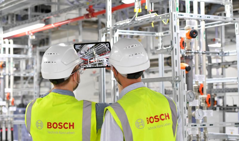 &copy; Reuters. FILE PHOTO: Technicians supervise operations at the new Bosch 300-millimetre wafer fab for silicon chips in Dresden, Germany, May 31, 2021. REUTERS/Matthias Rietschel